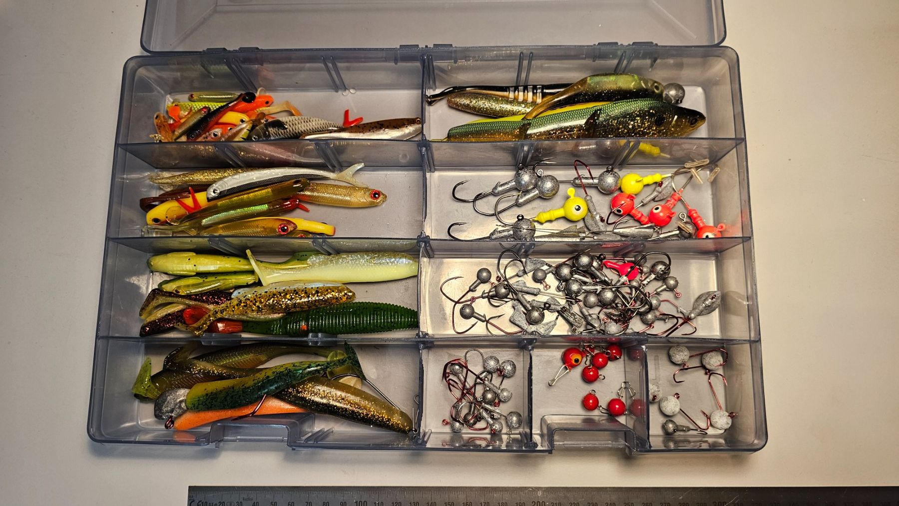 Esche: Box gefüllt mit diversen Gummifischen Jigköpfe – Usato da Abtwil SG venduto da Fischerei_Artikel 1