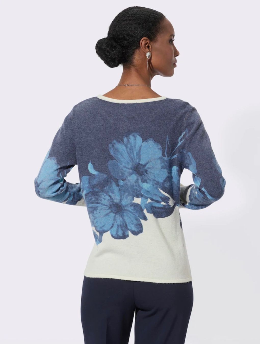 Maglioni & Felpe: Feinstrickpullover mit diagonalem Blütendruck, Grösse 44 – Usato da Bettlach venduto da Brissoni 2