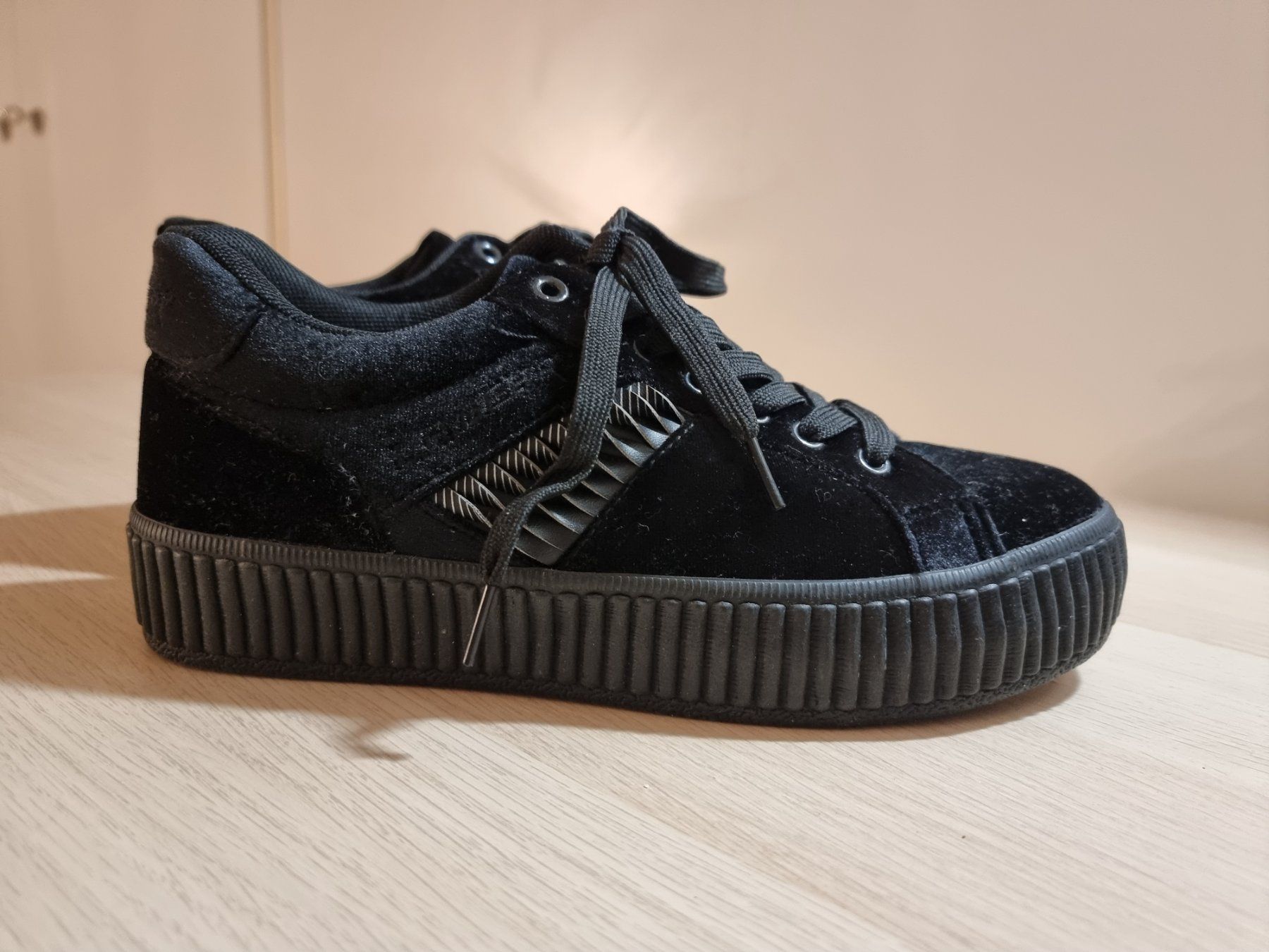 Chaussures hommes: Sneaker Gr 39, schwarz – Neuf (Voir description) à Interlaken par NataliiaS