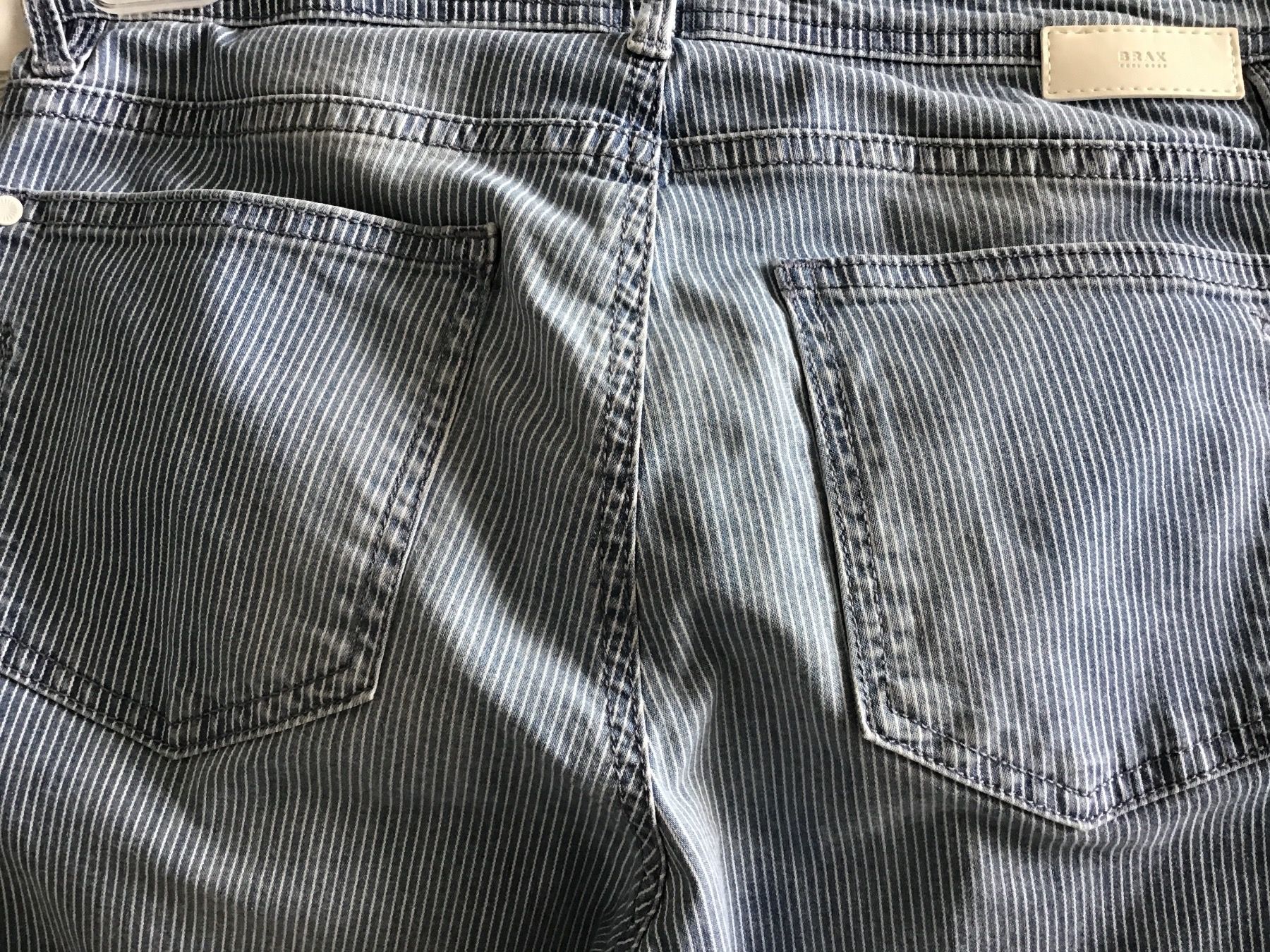 Brax Jeans: BRAX JEANS GESTREIFT BLAU WEISS – Usato da Glattfelden venduto da ire_w6h2 3