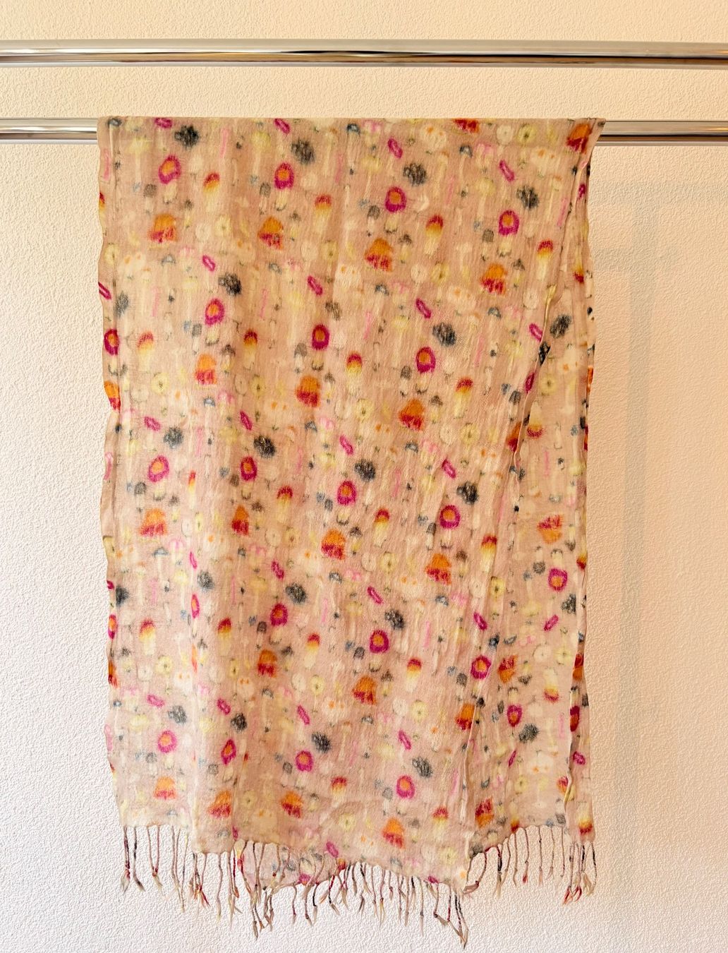 Foulard & Sciarpe: beiger Sommerschal mit Farbtupfer – Usato da Bern venduto da Pepper21