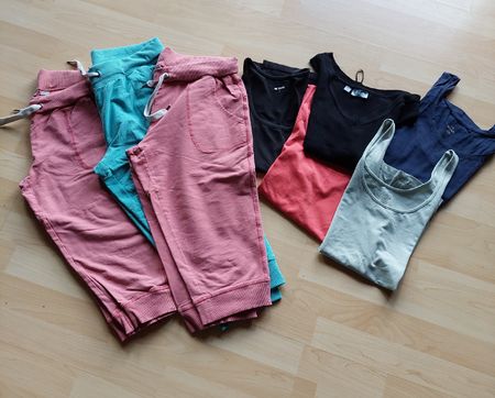 3 Caprihosen & 5 Tops für Damen, Grösse M/L/XL 