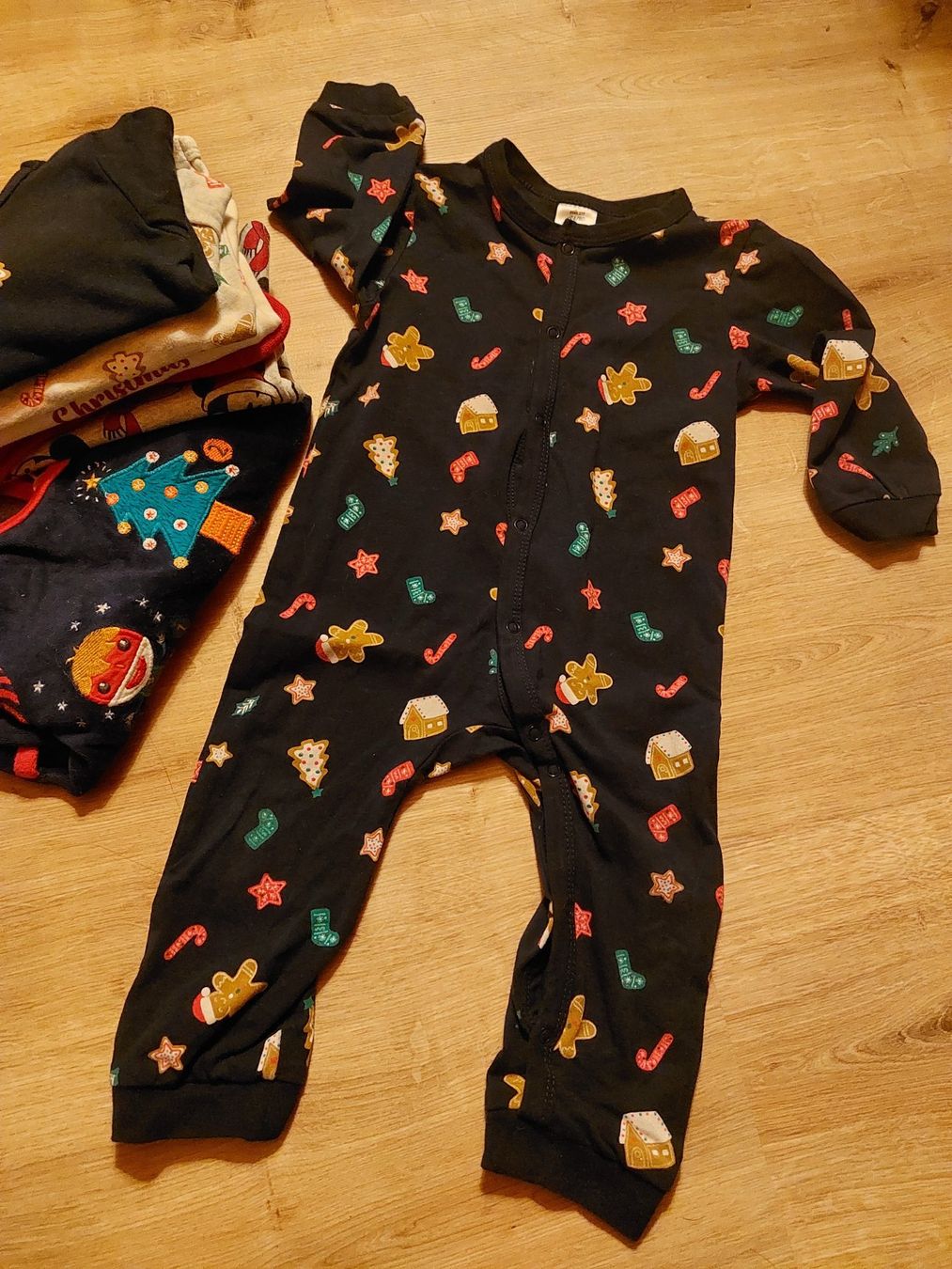 Lotti & Set di vestiti: Winter Kleiderpaket, Gr 74, Weihnachten Pullover, Overall – Usato da Büttikon AG venduto da lca_v7pb 3