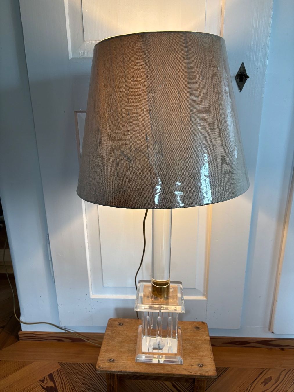 Lampade: Vintage Acryl / Lucite Stehlampe mit Messing-Elementen, 80cm – Usato da Horgen venduto da uge_pd5p 2