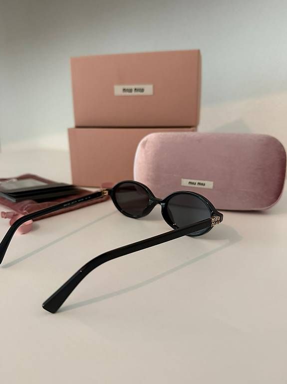 Miu Miu Occhiali & Lenti: Miu Miu Sunglasses - schwarz, oval – Nuovo (secondo la descrizione) da Uerikon venduto da Hariken 2