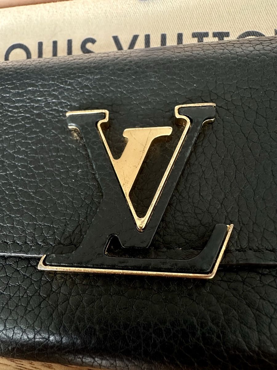 Louis Vuitton Portamonete: Louis Vuitton LV Capucines Geldbörse Schwarz – Usato da Fribourg venduto da contessa 7