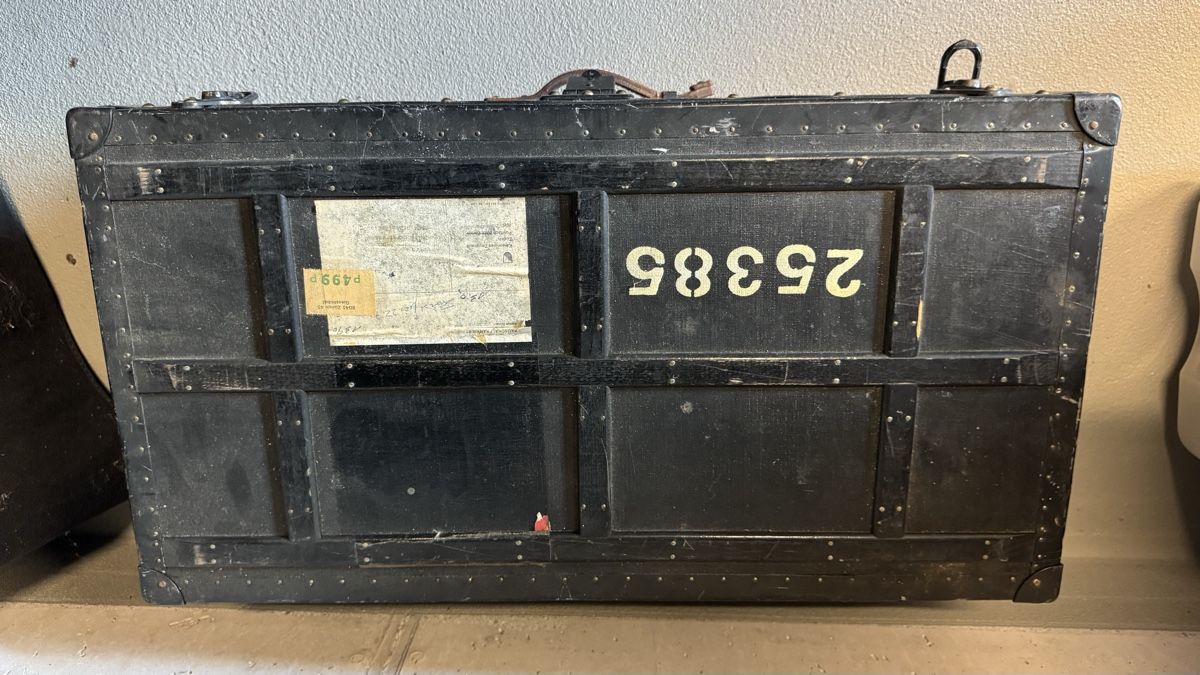 Transportkisten: Original Schweizer Offizierskiste – Gebraucht aus Igis von Aaha