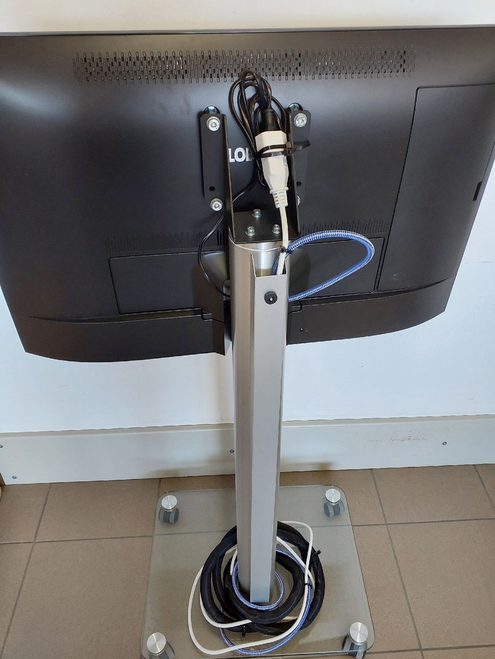 Loewe Fernseher: Loewe Fernseher mit Standfuss – Neu (gemäss Beschreibung) aus Luzern von CaritasZentral 2