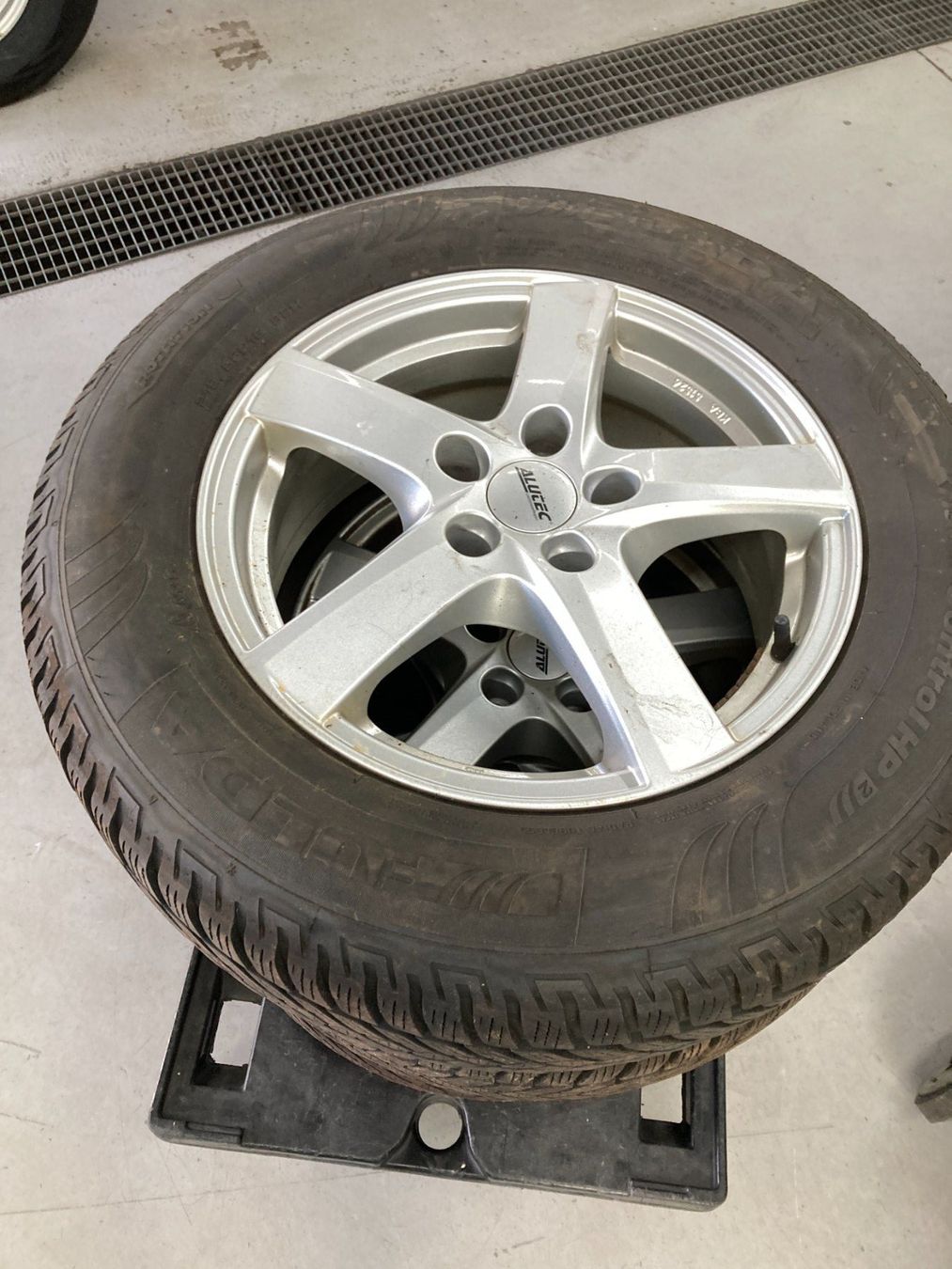 Dacia Pneumatici & Ruote complete: Dacia Duster Winterräder 215/65R16 – Usato da Cham venduto da WB2223 1