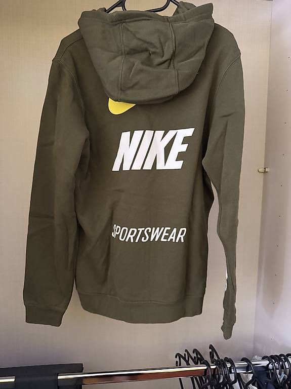 Pulls & Sweat-shirts: Nike Kapuzenpullover – D'occasion à Suhr par roc_2skg 1