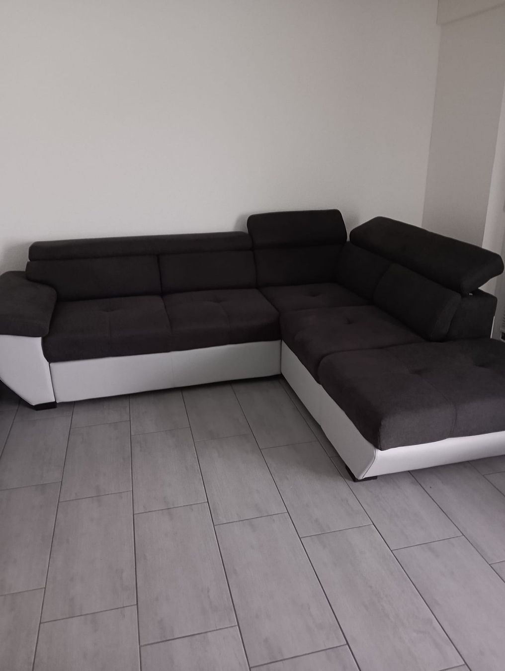 Sofas: Modernes Eck-Bettsofa mit Bettfunktion – Anthrazit/Hellgrau – Neu (gemäss Beschreibung) aus Watt von vida17