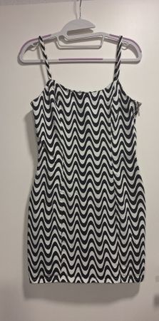 Robe d'été noire et blanche comme neuf!