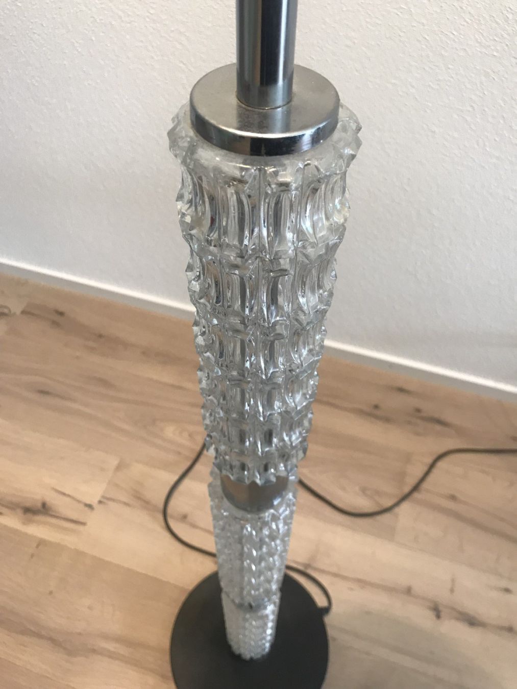 Lampade: Schöne Design Stehleuchte mit Rotem Schirm u. Pressglas 70er – Usato da Gersau venduto da pd-design-and-art 5