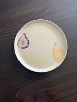 Assiette en céramique faite et peinte à la main