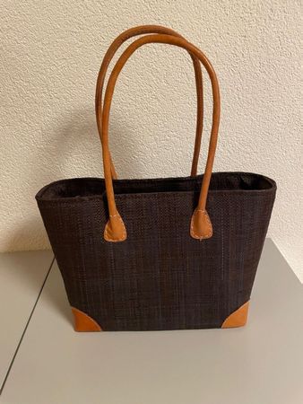 Schicke Handtasche aus Bast mit Lederapplikationen