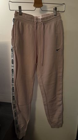 Nike Jogginghose rosé Grösse S, Sommer 2023, gut erhalten58