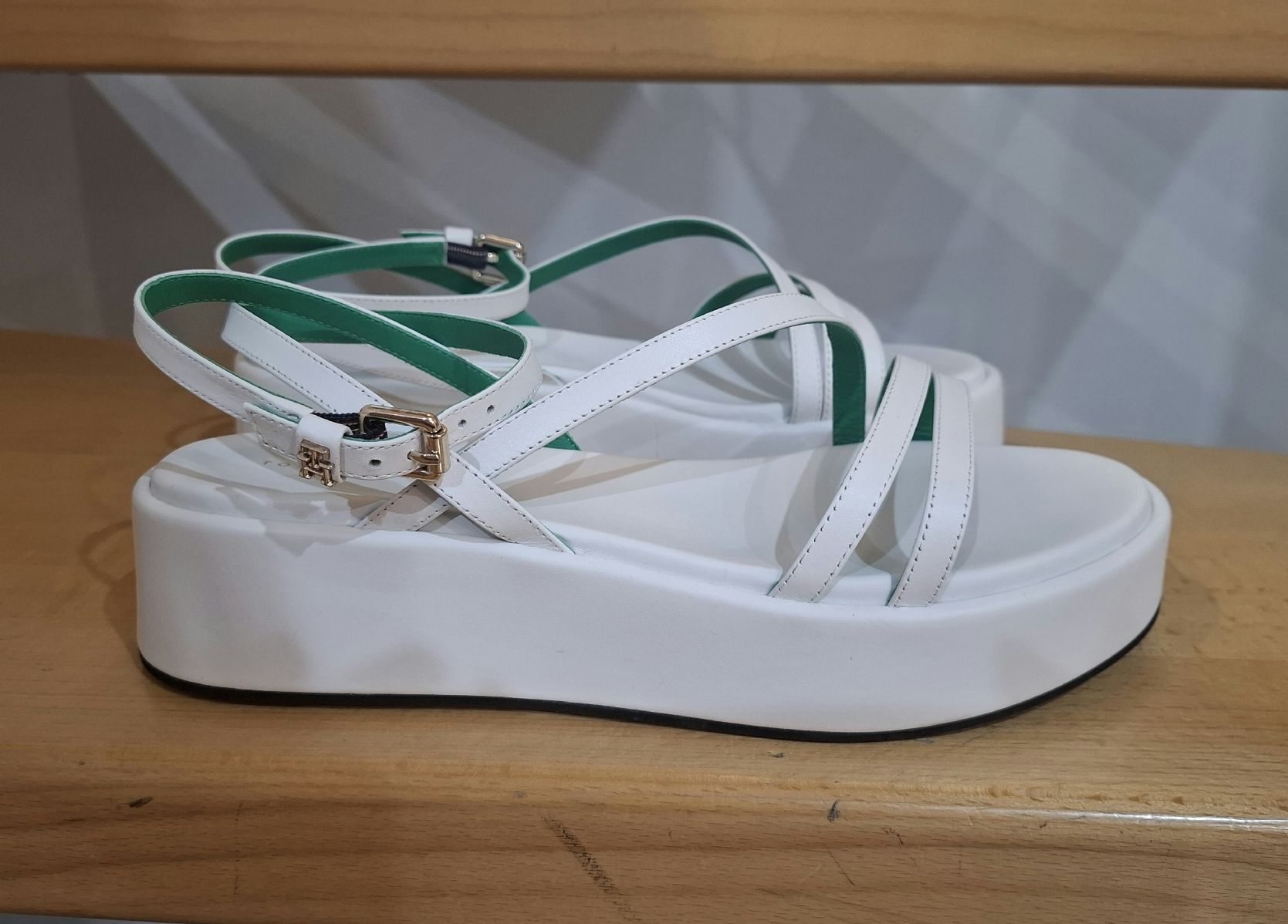 Tommy Hilfiger Scarpe da donna: Sandalen Tommy Hilfiger in Gr. 40 – Nuovo (secondo la descrizione) da Balzers venduto da mackfose 1