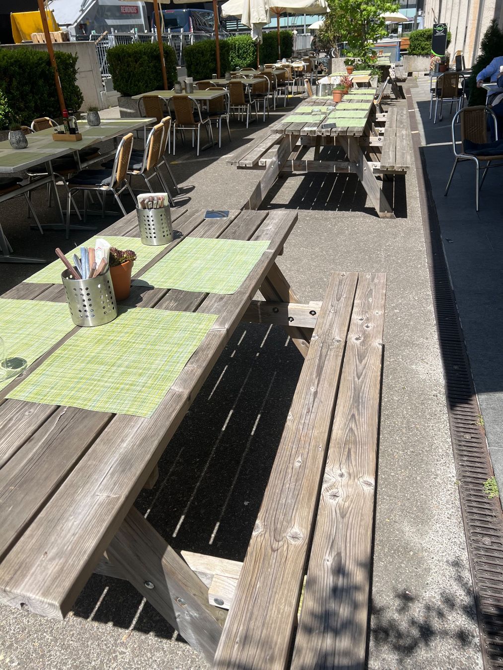 Tavoli: Gartentische mit Bänken aus Holz, – Usato da Dübendorf venduto da Troggy 3