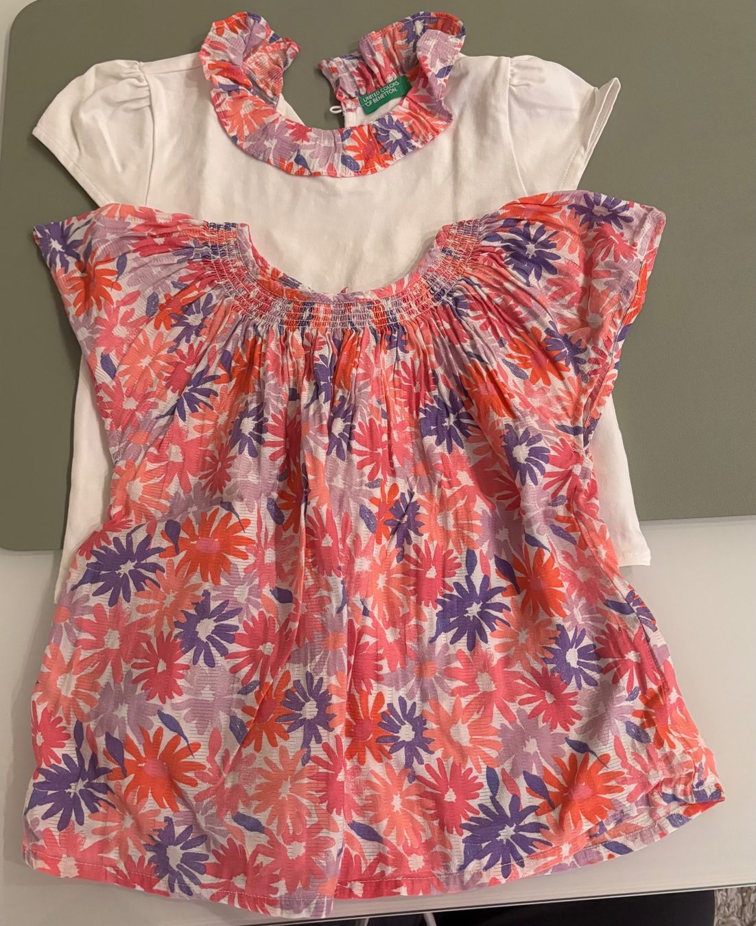 Benetton Lotti & Set di vestiti: 2 Benetton Mädchen Oberteile 104 – Usato da Zollikon venduto da d_grabher