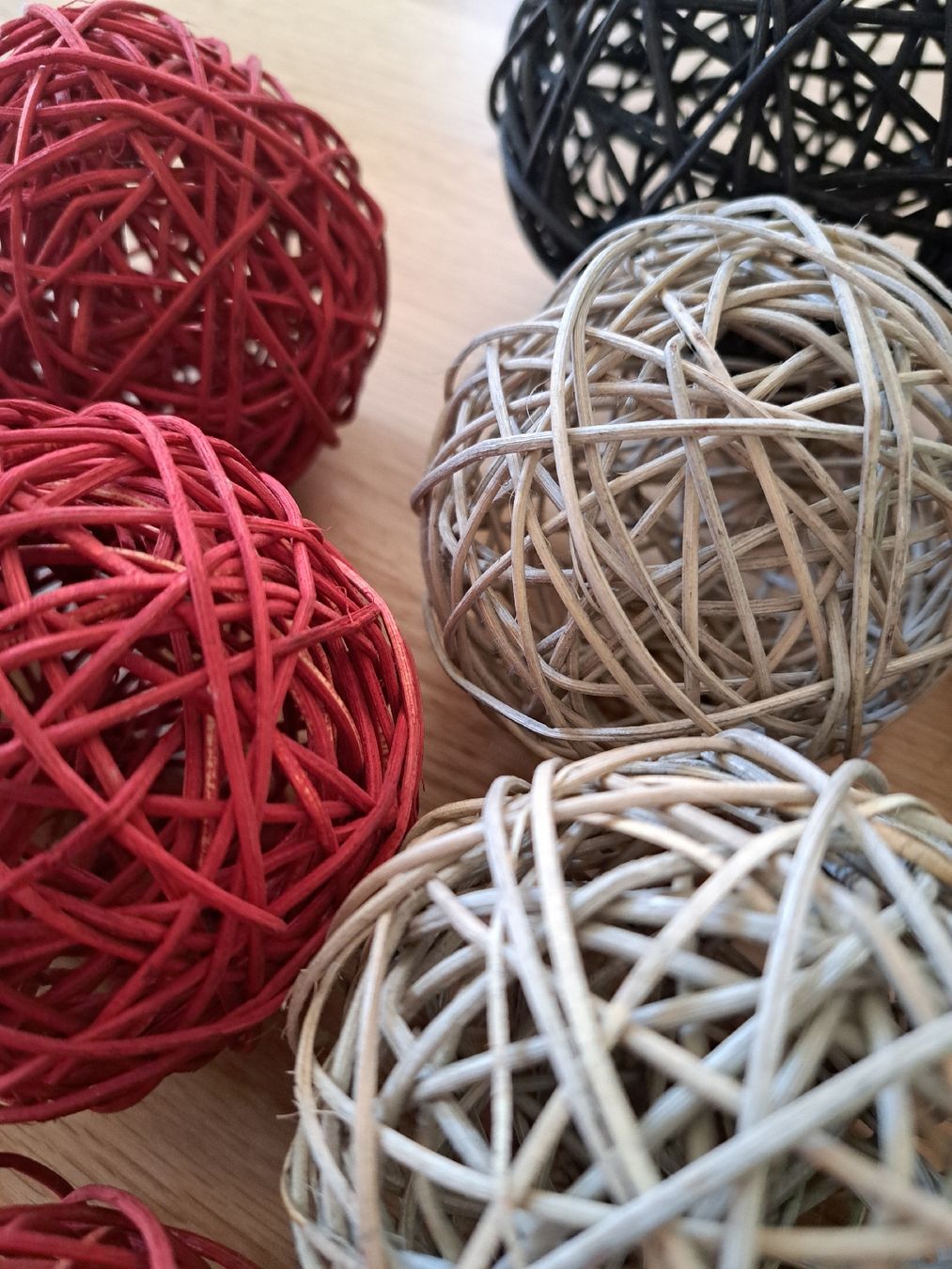 Tutte le decorazioni: Deko Kugeln schwarz, rot, grau – Usato da Murten venduto da ste_s76w 1