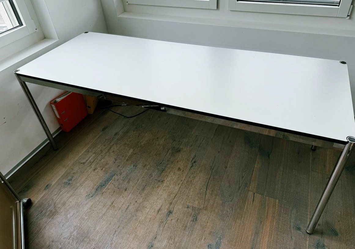 USM Scrivanie: USM Haller table blanche 200 cm x 75 cm – Usato da Bulle venduto da Kapelletti 2