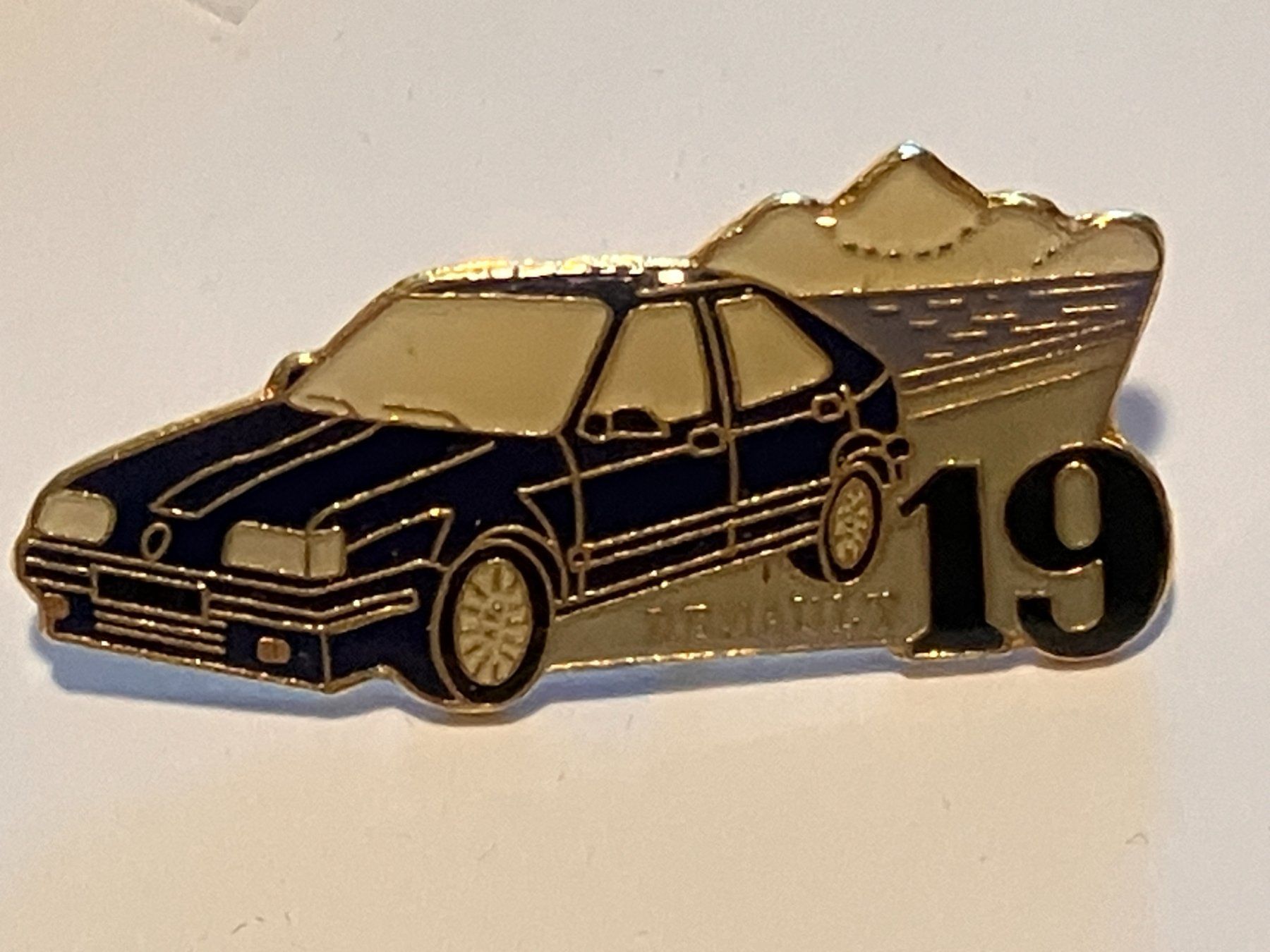 Plaketten & Abzeichen: 1 Pin Renault 19 – Gebraucht aus Basel von djwwpp