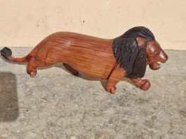 Handgeschnitzte Löwenfigur mit Knochenzähne aus Holz, 28 cm