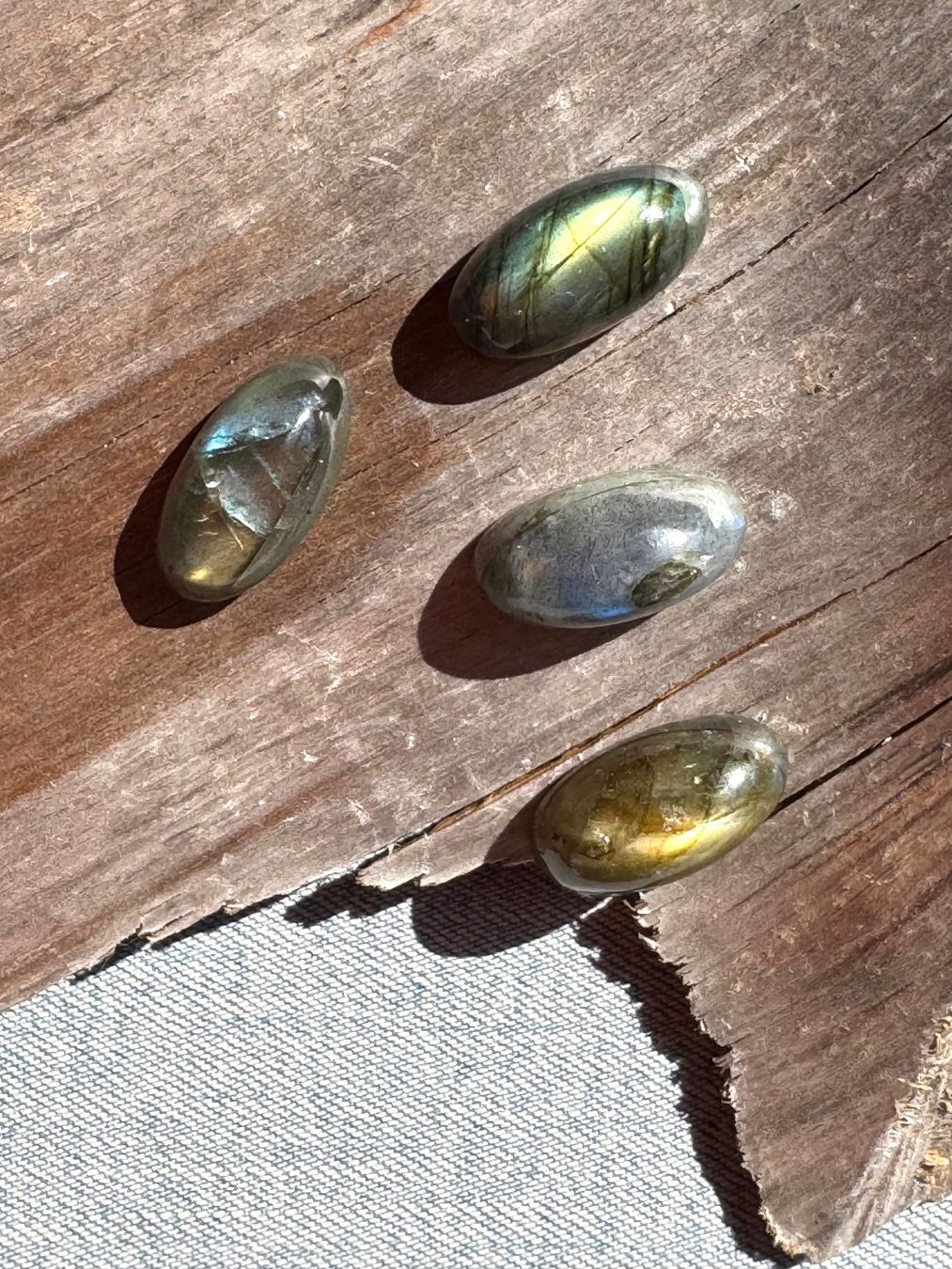 Mineralien & Heilsteine: 4 exclusive leuchtende grosse Labradorit Cabochons   oval – Neu und originalverpackt aus Leuggern von gemshow 3