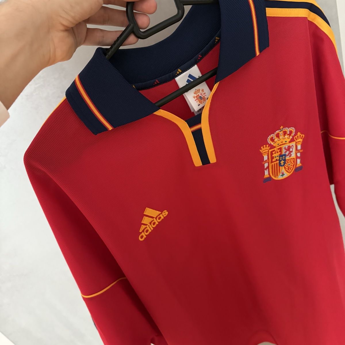 Adidas Canottiere & Pantaloni: Spanien Trikot Adidas Vintage 90s – Usato da Winterthur venduto da LaBodega 5
