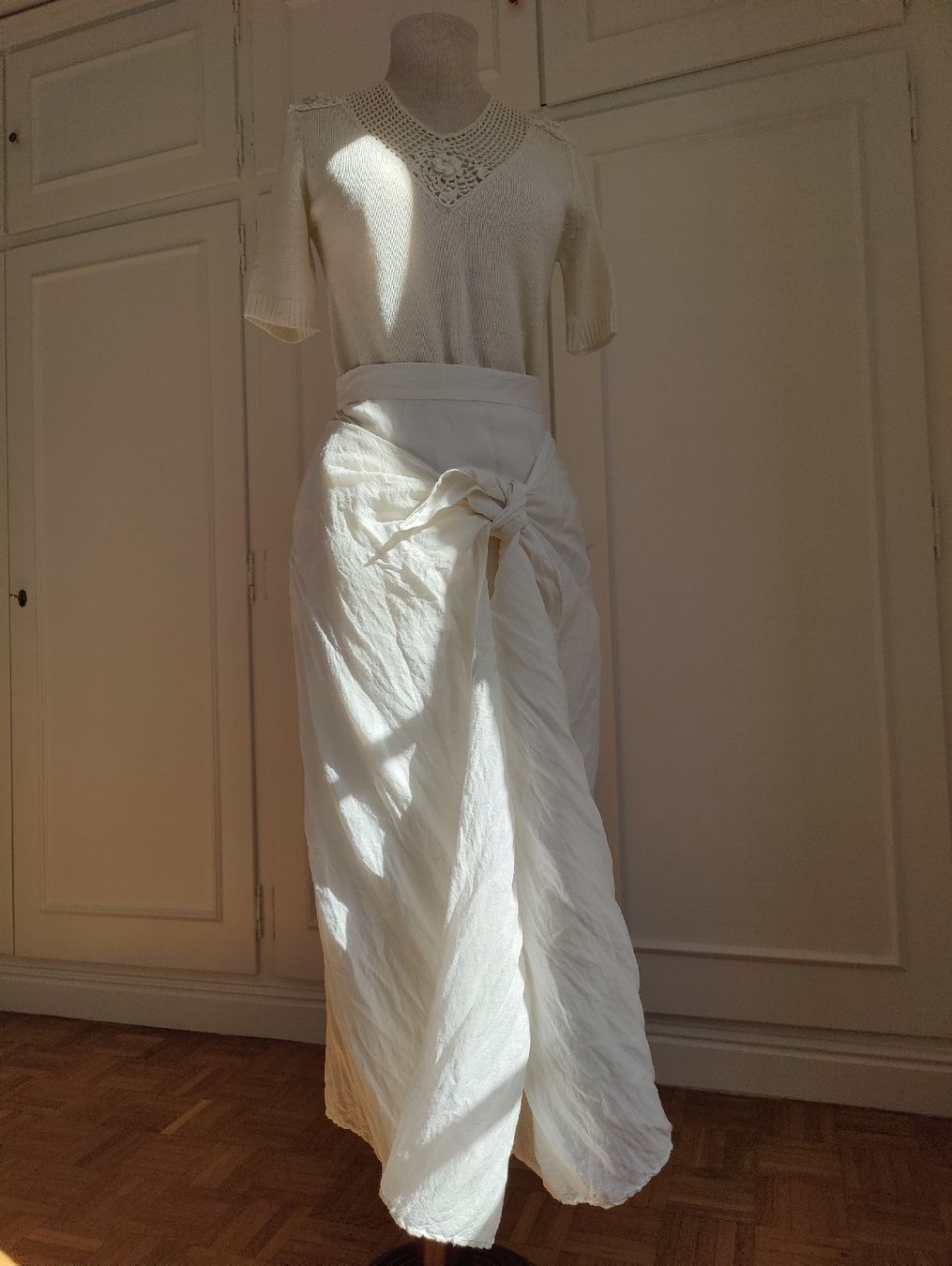 Gonne: White Linen Wrap Summer Maxi Skirt, Asymmetrical – Usato da La Tour-de-Peilz venduto da dAutrefois 6