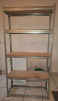 Regal aus Metall, Böden aus Holz. Masse 180 x 90 x 45 cm.