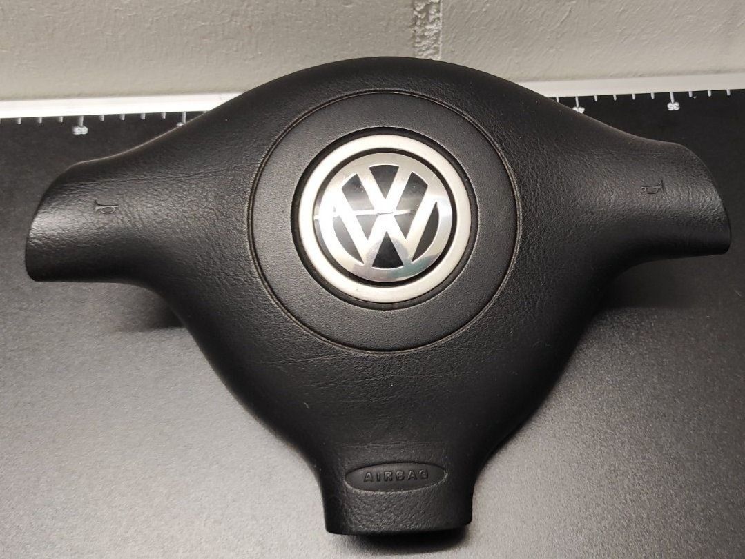 Volkswagen Tutti pezzi di ricambio auto: Fahrerairbag VW Golf 4 – Usato da Rümlang venduto da Trojka25