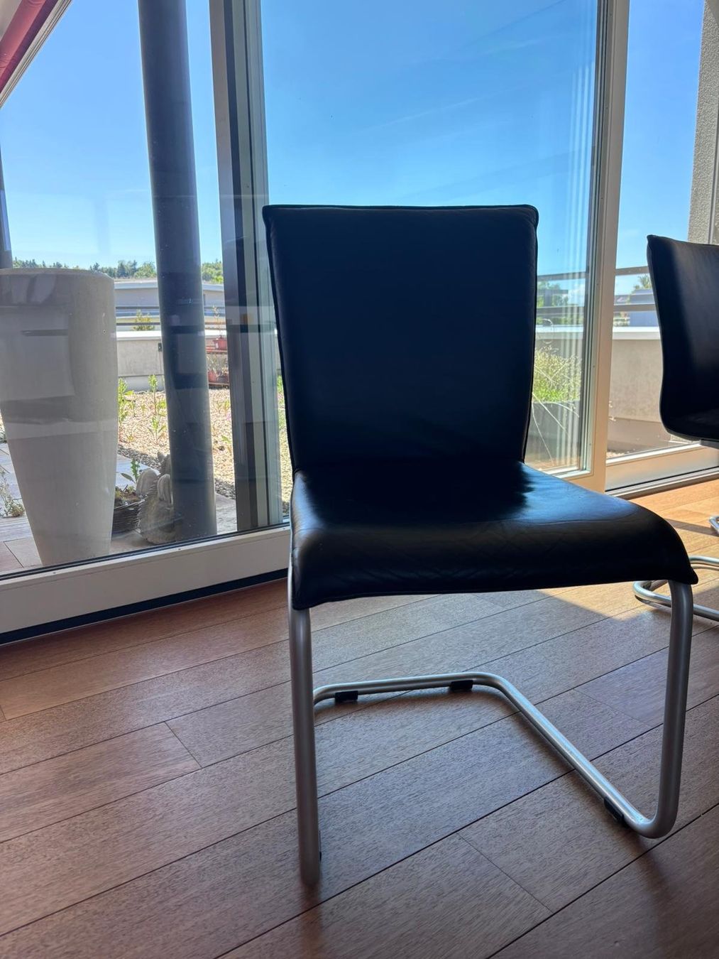 Tische: Ovaler Tisch mit sechs Stühlen – Gebraucht aus Zug von BlumundPartner 3
