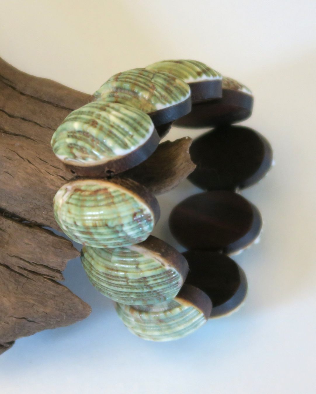 Armbänder & -reifen: Armband Muscheln/Holz – Gebraucht aus Brittnau von marlenestone 3