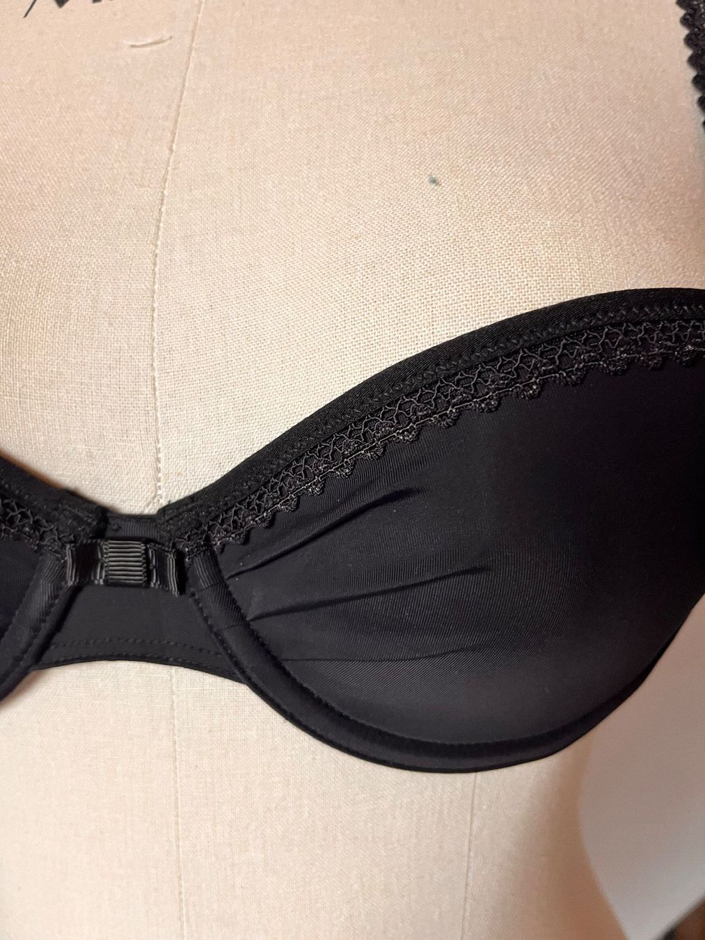 Sonstige Unterwäsche: Bügel-BH VARIANCE, Grösse 70 A, Farbe Schwarz – Neu und originalverpackt aus Rudolfstetten von gst_g7xl 1