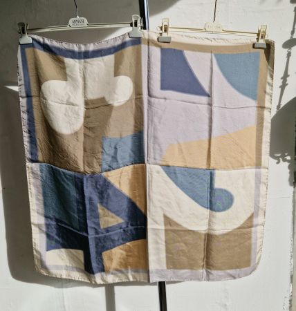 Seidenfoulard “Zahlen” ecru-blau-beige ca. 87 x 84cm