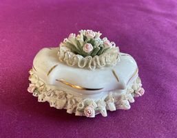 Kleine Capodimonte-Porzellandose aus Italien