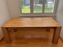 Massiver Holztisch
