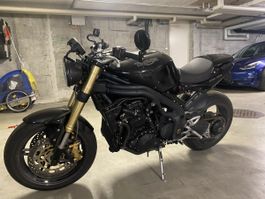 Motorrad Triumph Speed Triple schwarz mit Defekt