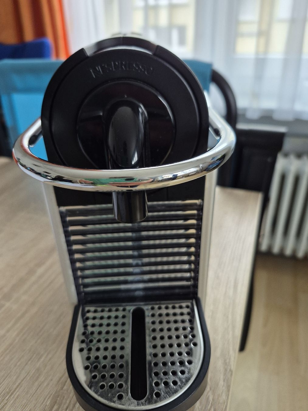 König Kaffeemaschinen & Espressomaschinen: Koenig Nespresso Pixie Kaffeemaschine schwarz/silber – Gebraucht aus Kriens von Miezi2 2