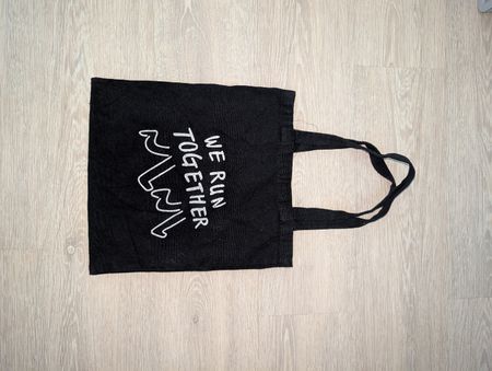 Schwarze Stofftasche "We Run Together" 