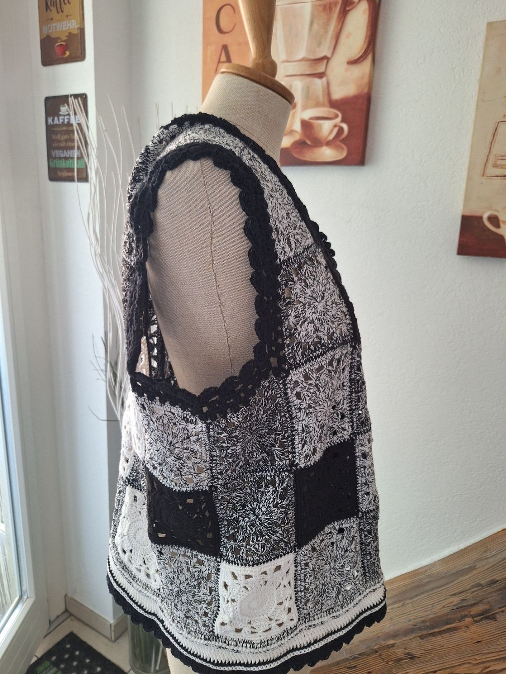 Gilets & Westen: Gehäkelte Weste Patchwork Schwarz Weiss Grösse L  – Neu (gemäss Beschreibung) aus Gelterkinden von holunder61 2