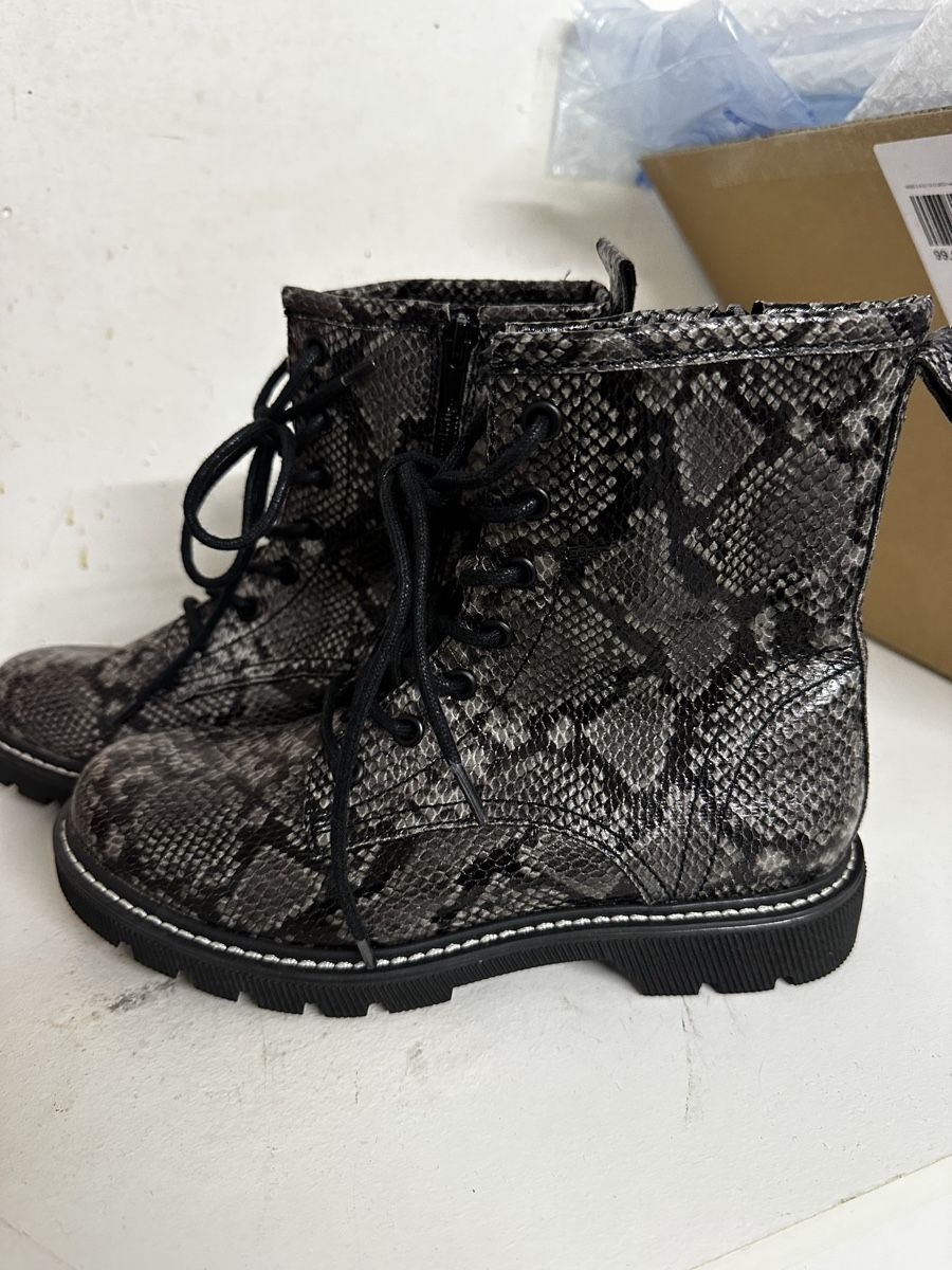 Chaussures femmes: Stiefeletten mit Leo Muster, Gr.37 – D'occasion à Siebnen par luana_cataleya 1