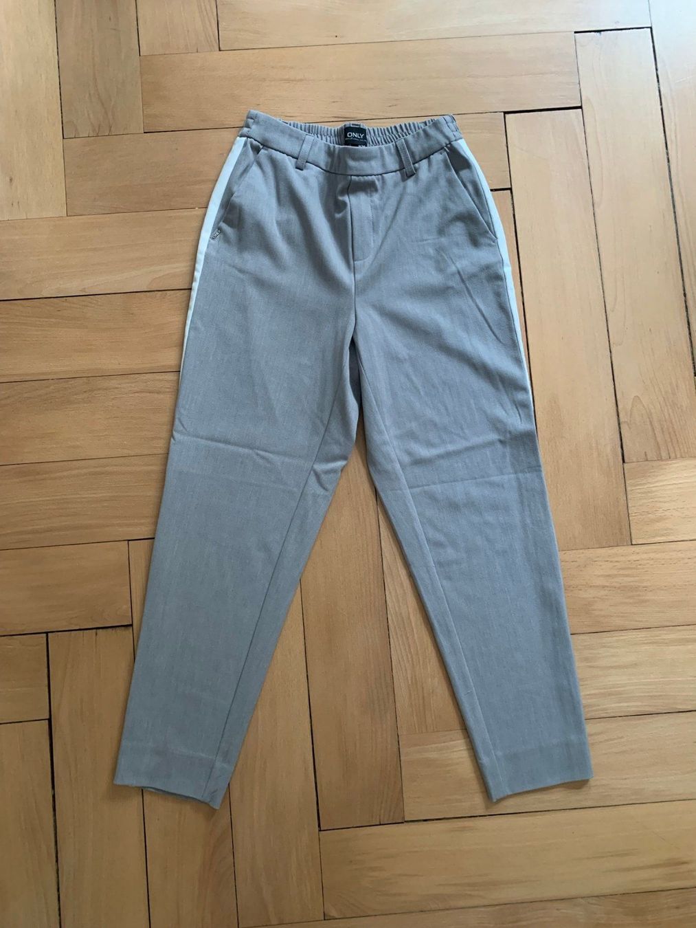 Only Pantalons: ONLY - Hose hellgrau S – D'occasion à Zürich par Diazaio