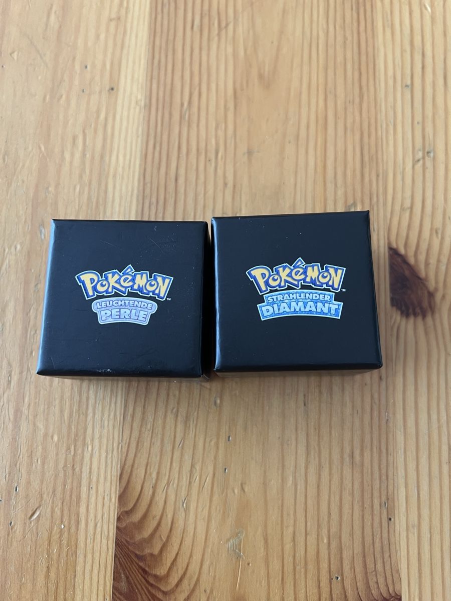 Pokémon Plaketten & Abzeichen: 2 Pin Pokémon Perle und Diamant Durchmesser ca. 3cm – Neu (gemäss Beschreibung) aus Basel von veralt 2