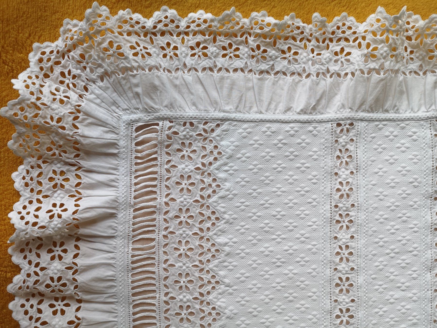 Sonstige Tischwäsche: Deckchen mit zarter Spitze, Lochsaum, Applikationen – Gebraucht aus Zürich von Tanteemma369 1