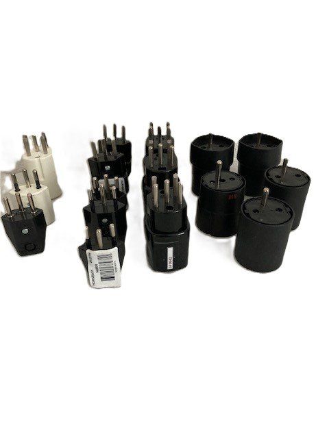 Unità & Adattatore: 16 Stecker CH und Steckeradapter D-CH – Nuovo (secondo la descrizione) da Hombrechtikon venduto da Anyway53