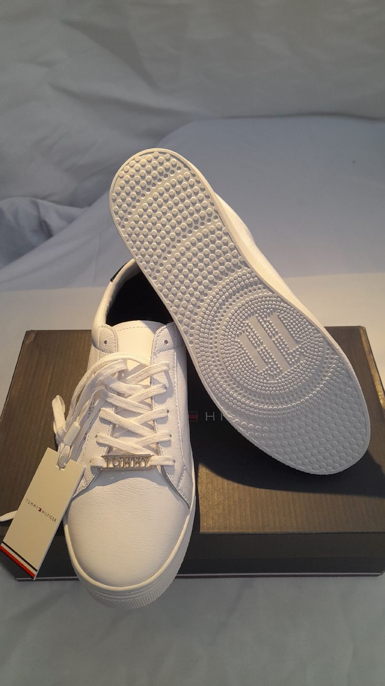 Tommy Hilfiger Scarpe da uomo: Tommy Hilfiger, baskets blanches, Taille 39, Neuves! – Nuovo e nell'imballaggio originale da st.gallen venduto da The_Rag_Picker. 3
