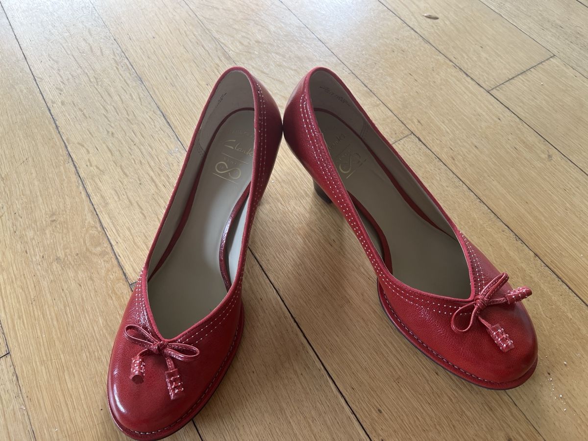 Clarks Scarpe da donna: Pumps rot Clarks – Nuovo (secondo la descrizione) da Wettingen venduto da Tiffany29