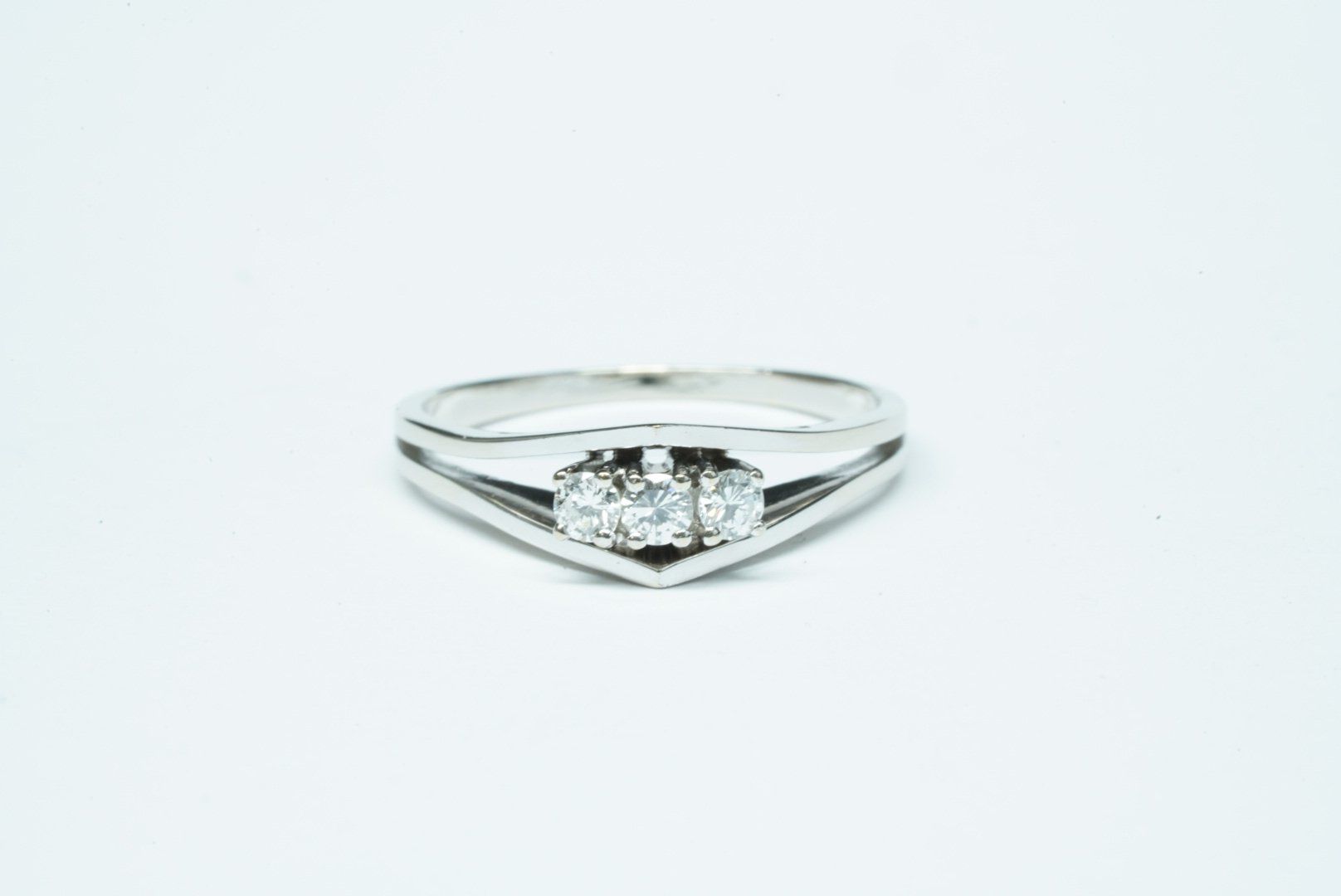Ringe: Fingerring 18k Weissgold mit Diamanten – Gebraucht aus Bülach von Re-Jewelled